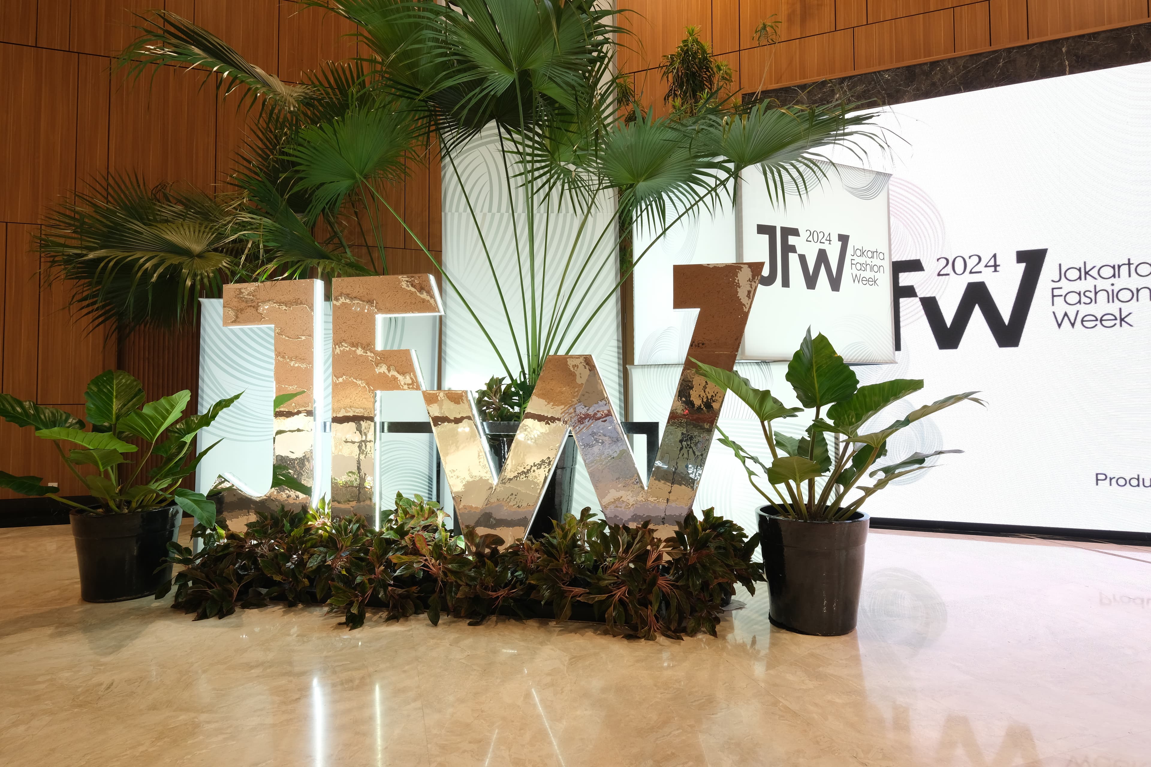 Kemewahan Produk Baru TACO Sheet Mirror Series di Balik Desain Interior Pagelaran Jakarta Fashion Week 2024